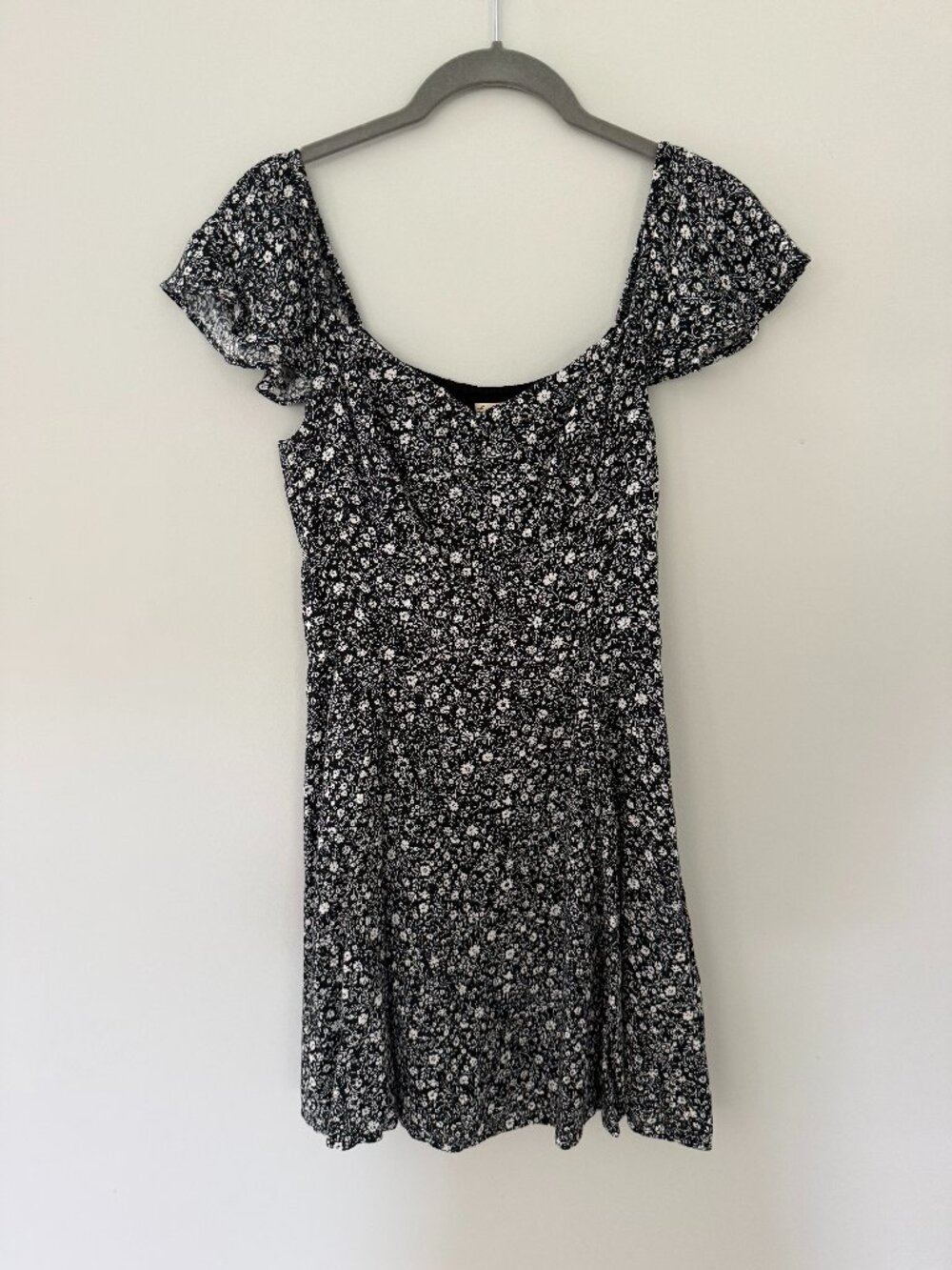 Hollister flutter-sleeve skater dress black, white floral XS (NWOT)